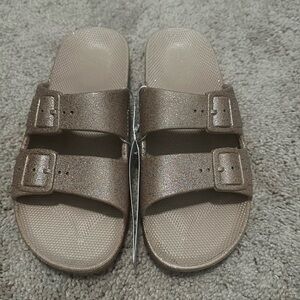 NWT Freedom Moses Slides in Celeste Sands